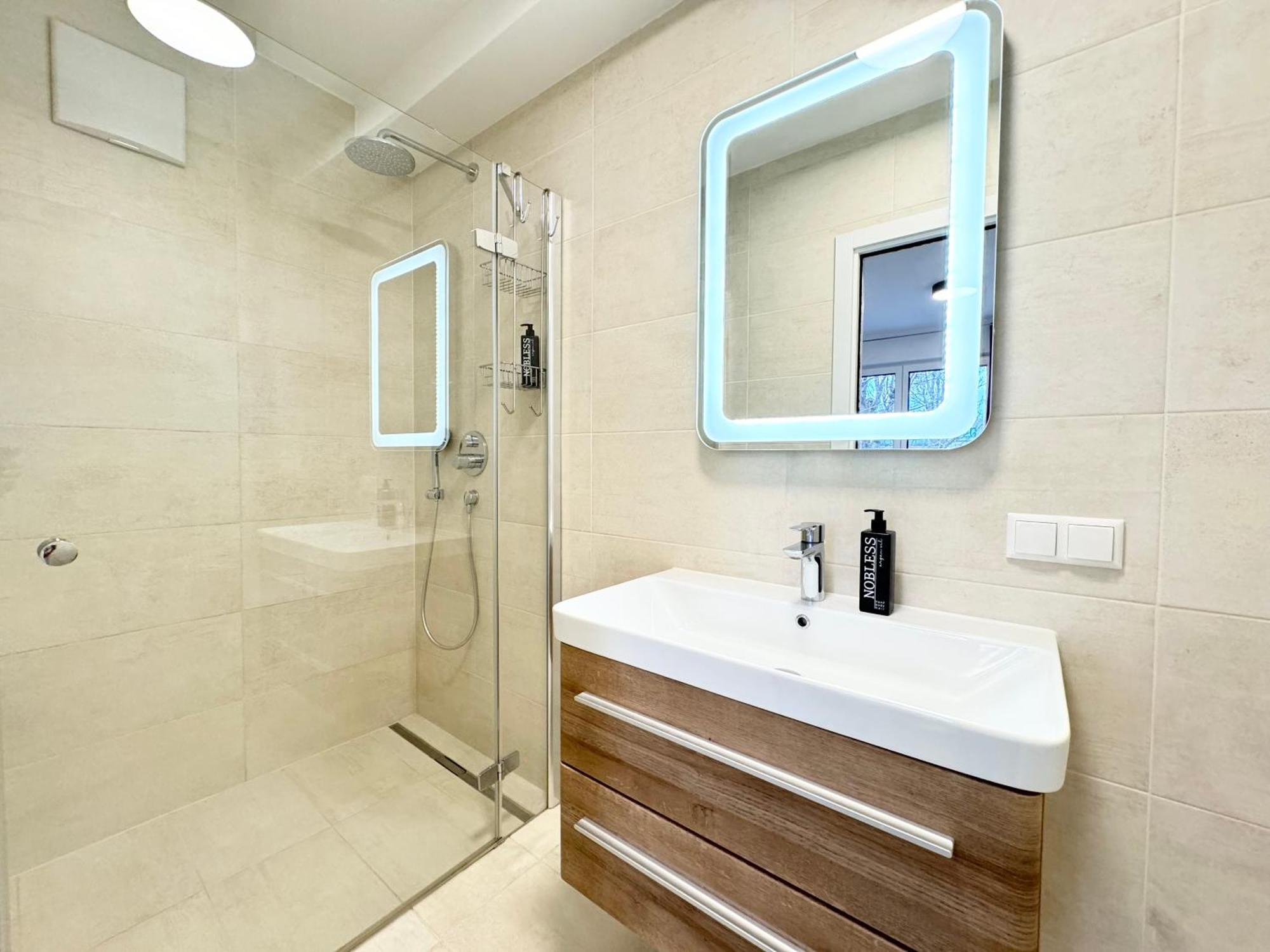Wohnung Mit Terrasse + Parkplatz Wina Bagian luar foto